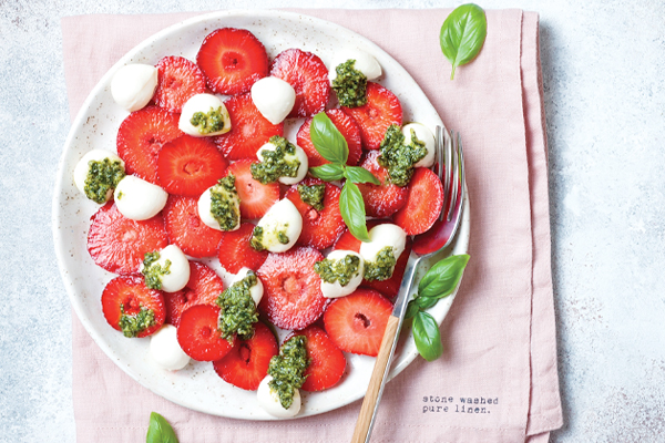 RECETTE ESTIVALE : Salade de fraises, burrata et pesto